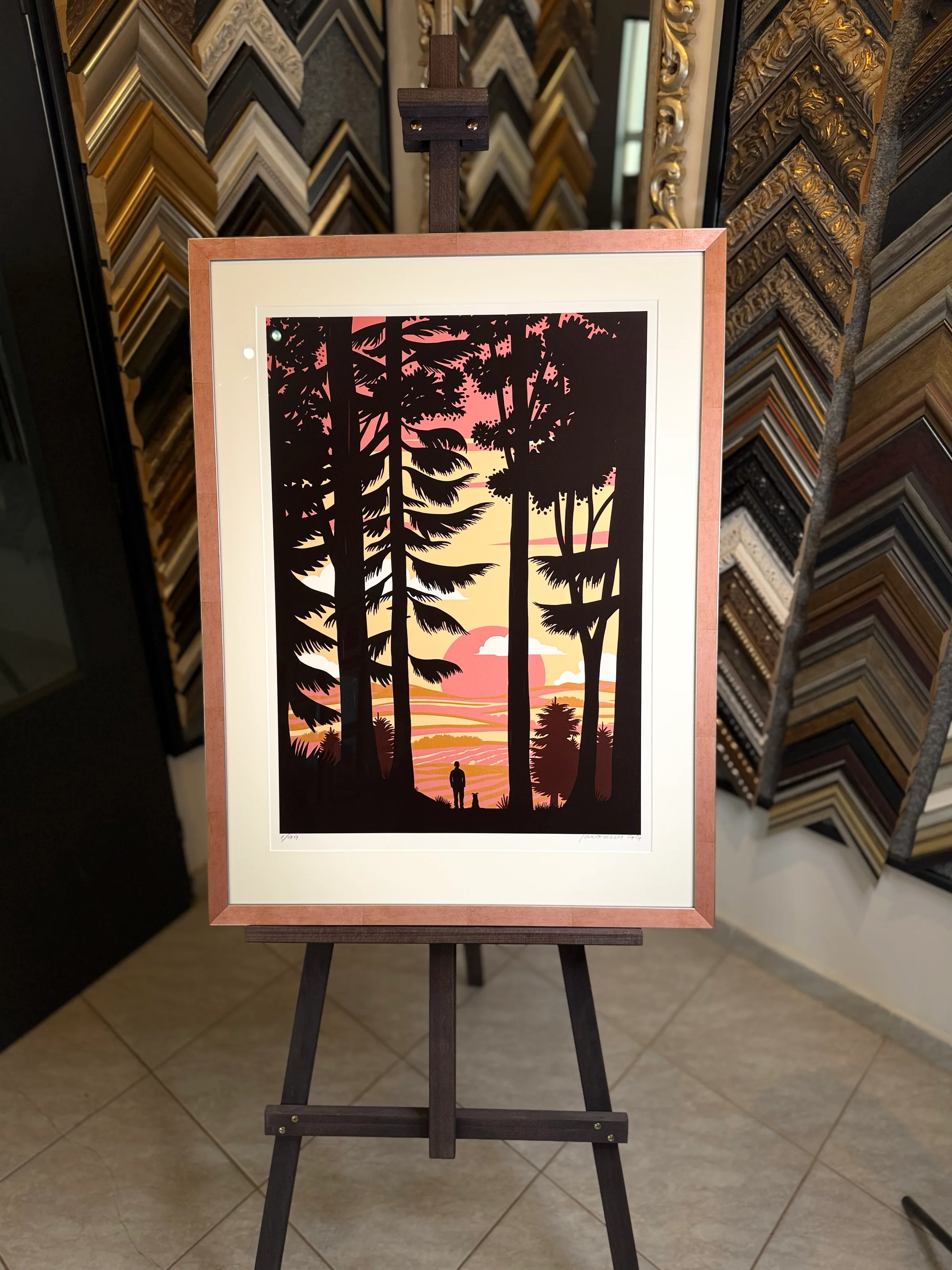 Serigrafie — les při západu — Měděný dřevěný rám, bílá pasparta | RDH Rámy